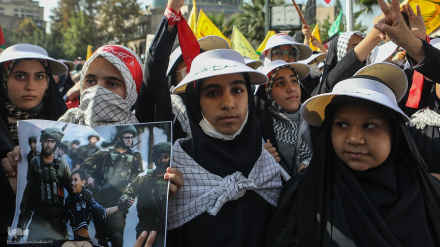 Акция протеста тегеранских школьников в поддержку палестинского народа