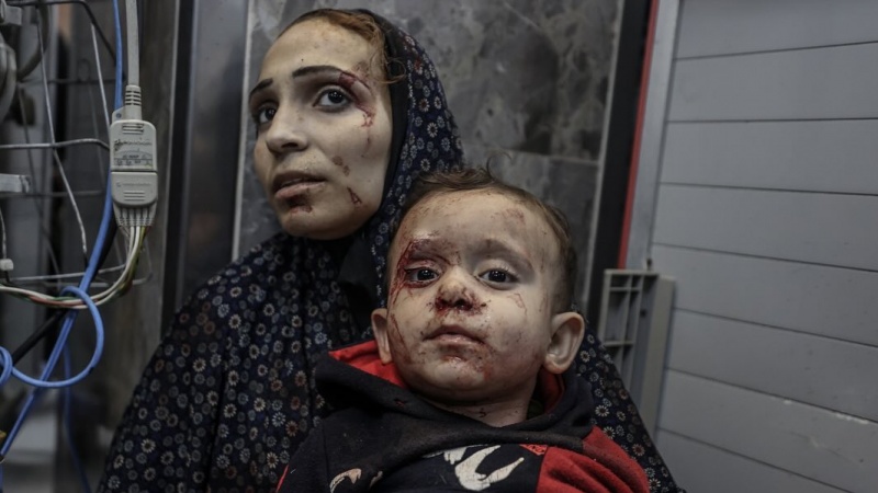 Anak dan ibu Palestina korban serangan udara rezim Zionis Israel di Rumah Sakit al-Ahli Arab, Jalur Gaza, Selasa, (17/10/2023)malam.