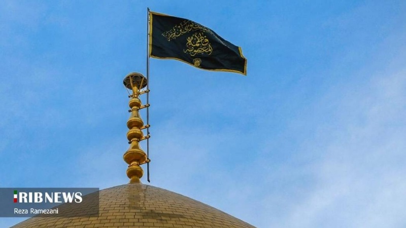 (FOTO DEL GIORNO) Qom, bandiera nera sulla cupola del mausoleo hazrat Masumeh (sa)