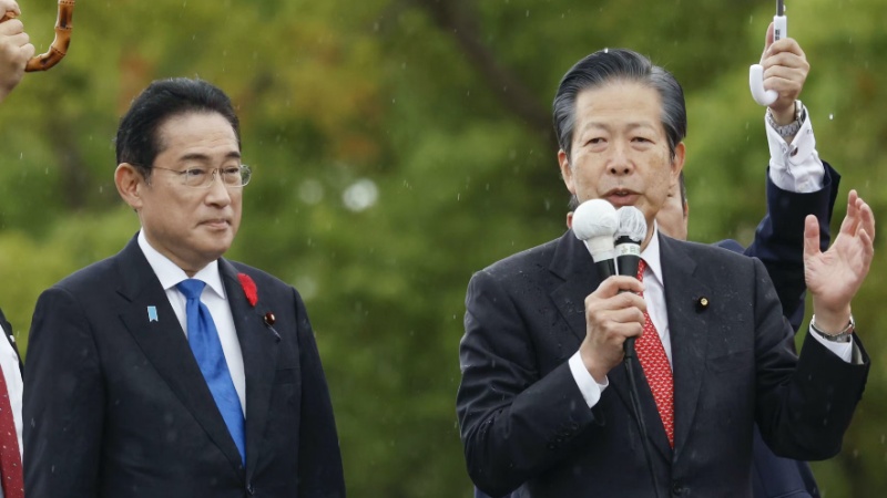 徳島市で街頭演説する公明党の山口代表。左は自民党総裁の岸田首相