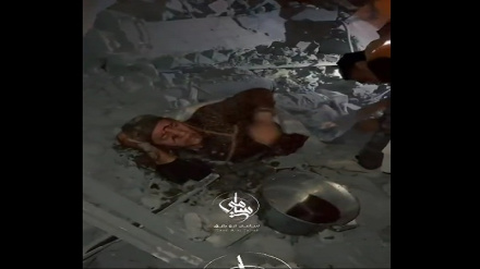 Siyonist rejimin bombardımanı altında olan Gazze'de bir kadının enkaz altından kurtarıldığı anlar