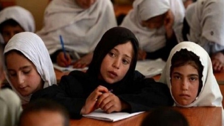 کرزی: مدارس دخترانه بازگشایی شود