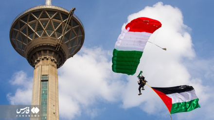 Flamuri i Palestinës mbi qiellin e Teheranit