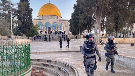 Les forces israéliennes attaquent des fidèles à l’entrée de la mosquée Al-Aqsa