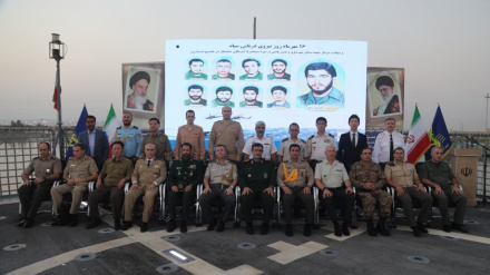 Присутствие на палубе корабля  им. мученика Сулеймани военных атташе посольств в Иране