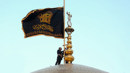 Ngrihet flamurit të zisë mbi kupolën e faltores së Imamit të 8-të Shiit