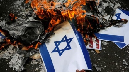 ドイツで、市民がイスラエルの旗を燃やす