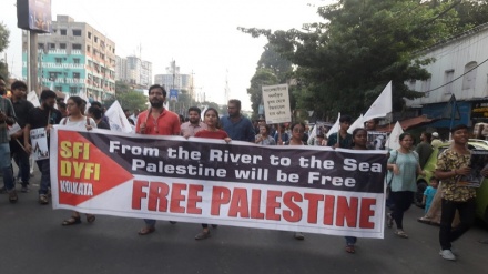 গাজায় গণহত্যা বন্ধের দাবিতে কোলকাতায় মিছিল     