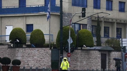 在日イスラエル大使館前の車止めに車が突っ込む、警察官１名が負傷