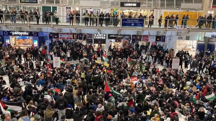 英ロンドンの地下鉄駅でパレスチナ支持者らが座り込み