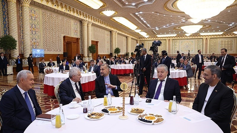 Menlu RII Hossein Amirabdollahian (tengah) bersama pejabat tinggi Tajikistan, Dushanbe, Rabu (8/11/2023).