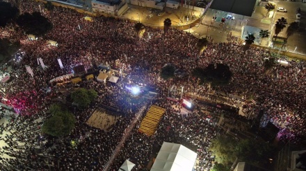 Tens of thousands march in Tel Aviv to voice anger against Netanyahu