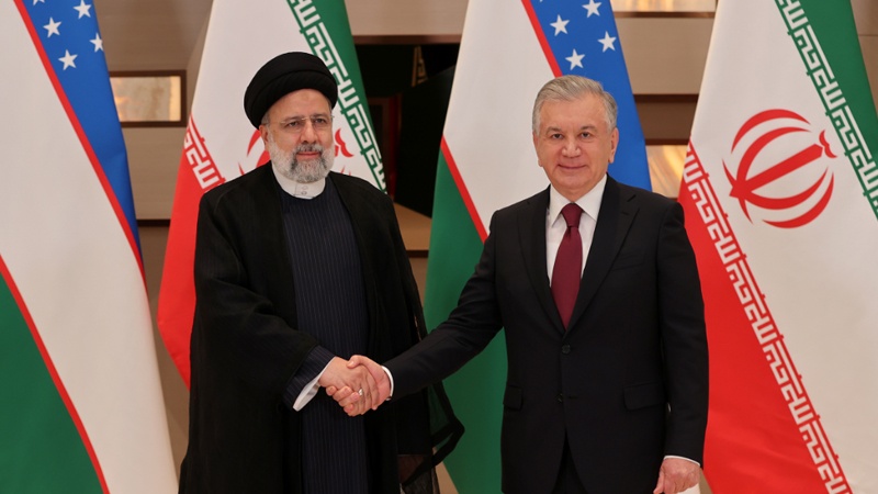 イランのライースィー大統領とウズベキスタンのミルジヨエフ大統領