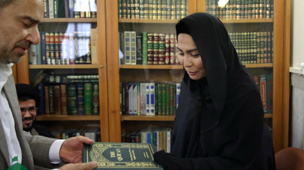 Буддийская женщина приняла Ислам в храме имама Резы (мир ему!)