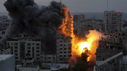 Tanket e regjimit sionist rrethuan një tjetër spital në Gaza