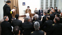 イラン全軍指揮官を務めるイスラム革命最高指導者のハーメネイー師と海軍司令官らの会談