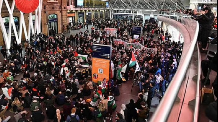 Митинг сторонников Палестины на железнодорожном вокзале британской столицы
