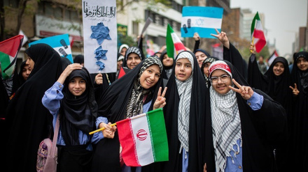 (FOTO) Giovane genrazione iraniana in piazza per sostenere la Palestina - 2