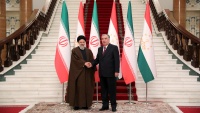 イランのライースィー大統領とタジキスタンのラフモン大統領