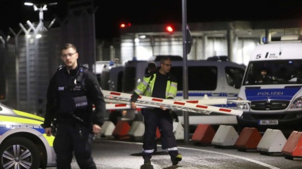 Germania, uomo armato asserragliato in auto sulla pista, chiuso aeroporto 