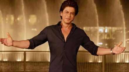 شاه رخ خان په ۵۰ کلدارې له ټیکټ فروشۍ تر میلیاردرۍ