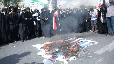 Tubim mbështetës i popullit të Teheranit përpara ambasadës së Jemenit