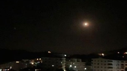 सीरिया के मोर्चे को रोकने की कोशिश, कई ठिकानों पर इस्राईल का हवाई हमला