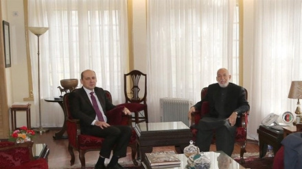 حامد کرزي په افغانستان کې د نجونو لپاره د ښوونځیو او پوهنتونونو پر بیا پرانیستلو ټینګار وکړ