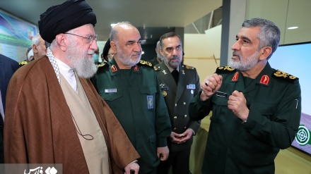 Ali Baş Komandan SEPAH-ın Aerokosmik Sərgisinə baxış keçirib