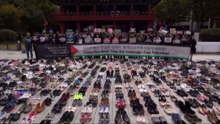 Südkoreanische Demonstranten stellen 2.000 Schuhe aus Solidarität mit palästinensischen Opfern auf