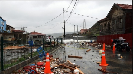 İstanbul'da fırtına hayatı olumsuz etkiledi