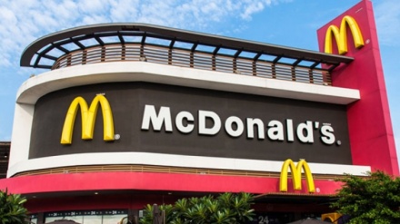 Hedhja e mbeturinave të kafshëve para restorantit McDonald's