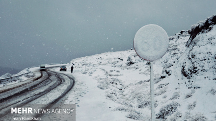 (FOTO DEL GIORNO) Iran, arriva la prima neve nel Nord Ovest