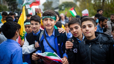 (FOTO) Giovane genrazione iraniana in piazza per sostenere la Palestina - 1