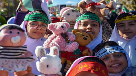 (FOTO) Iran, bambini in piazza per solidarieta' ai piccoli di Gaza - 1