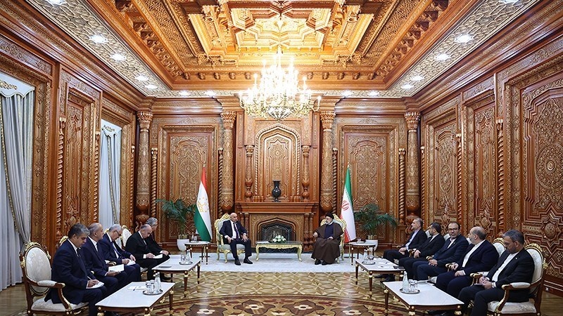 Presiden RII Sayid Ebrahim Raisi dan Ketua DPR Tajikistan Mohammad Taher Zakerzadeh, Dushanbe, Rabu (8/11/2023)