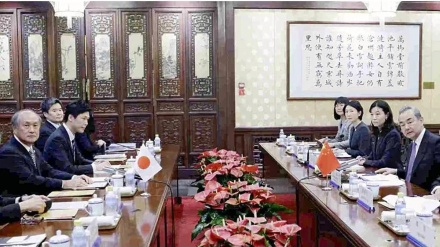 中国外相と日本の国家安全保障局長が会談、両国関係発展への努力で一致