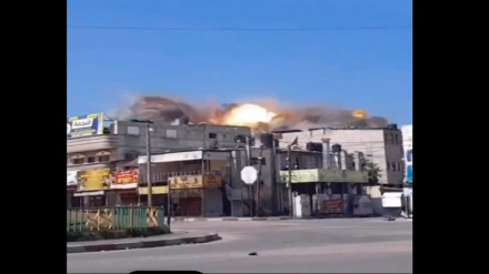 Gazze'de bir yerleşim alanının Siyonist Rejim uçaklarınca vurulduğu anlar