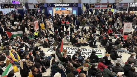 Сторонники палестинской сидячей забастовки на станции метро в Лондоне