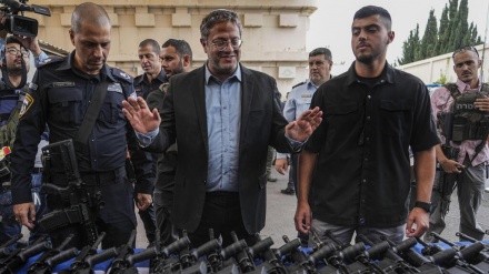 השר לחלוקת כלי נשק מסכן את הישראלים