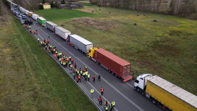  Polish truckers, farmers expand border blockade of Ukraine trucks 