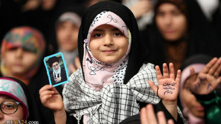 (FOTO DEL GIORNO) Tehran, l'incontro degli alluni con il Leader