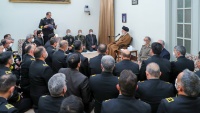 イラン全軍指揮官を務めるイスラム革命最高指導者のハーメネイー師と海軍司令官らの会談