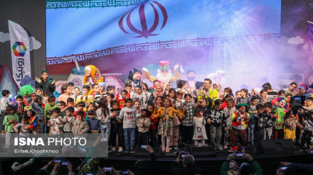 (FOTO DEL GIORNO) Festa per bambini a Tehran