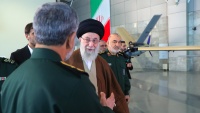 イラン革命防衛隊航空宇宙部隊の成果を展示する展覧会でのイランイスラム革命最高指導者のハーメネイー師