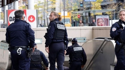 פריז: שוטרים ירו באישה שעטתה חיג'אב ופצעו אותה אנוש