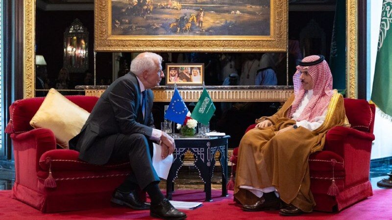 サウジアラビアのファルハン外相とEUのボレル外務安全保障政策上級代表