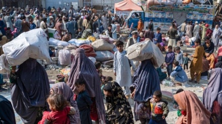 صف هفت کیلومتری در مرز تورخم پاکستان برای بازگشت مهاجرین افغانستانی