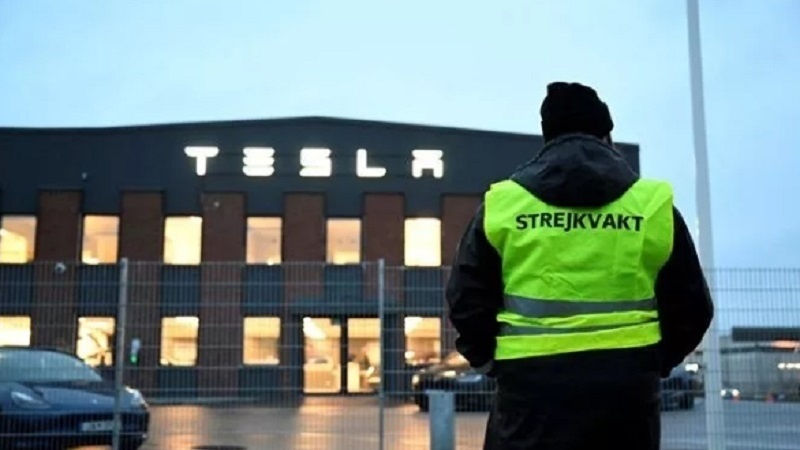 Sciopero degli operai della fabbrica automobilistica Tesla in Svezia