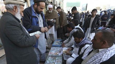 کاهش بی‌سابقه نرخ دلار در بازار افغانستان 